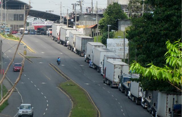 The "unilateral" sanitary measure imposed by the neighboring country prevents the passage of 1,659 trucks.